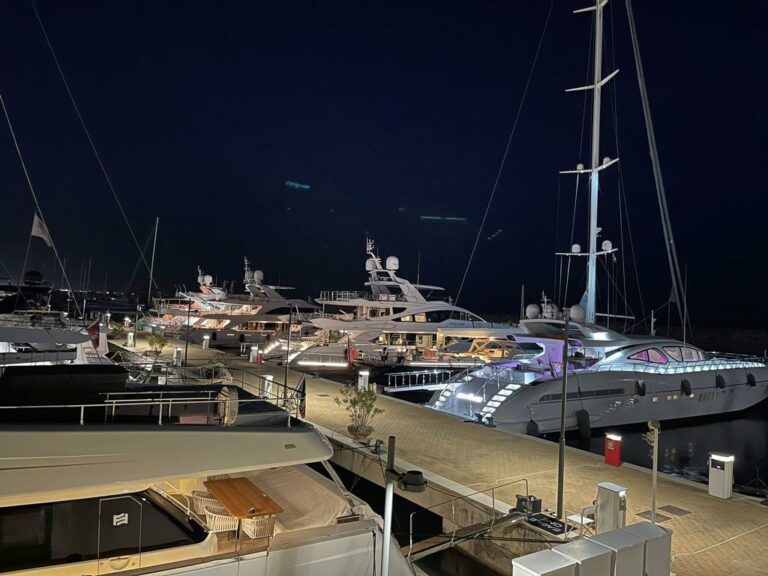 Marina d’Arechi foto notturna yacht
