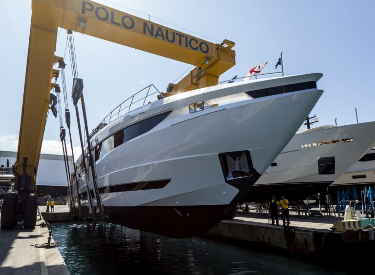 Mangusta GranSport 33.4 splashed