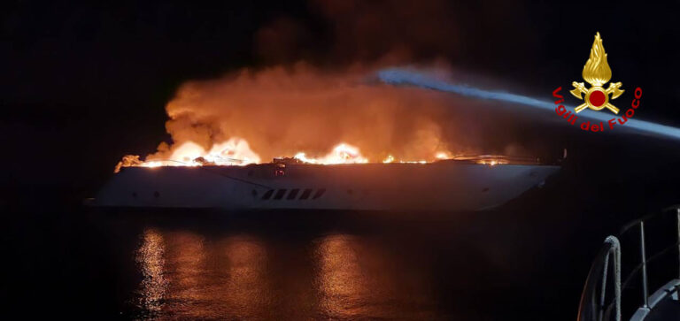Yacht incendiato Santa Maria di Leuca