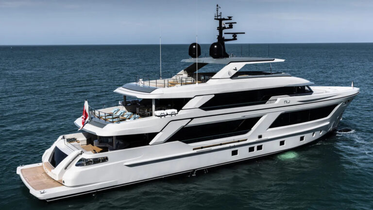 CdM-RJ-130-yacht-exterior
