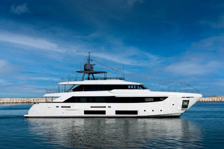 Launch Custom Line Navetta 33#26 (1)