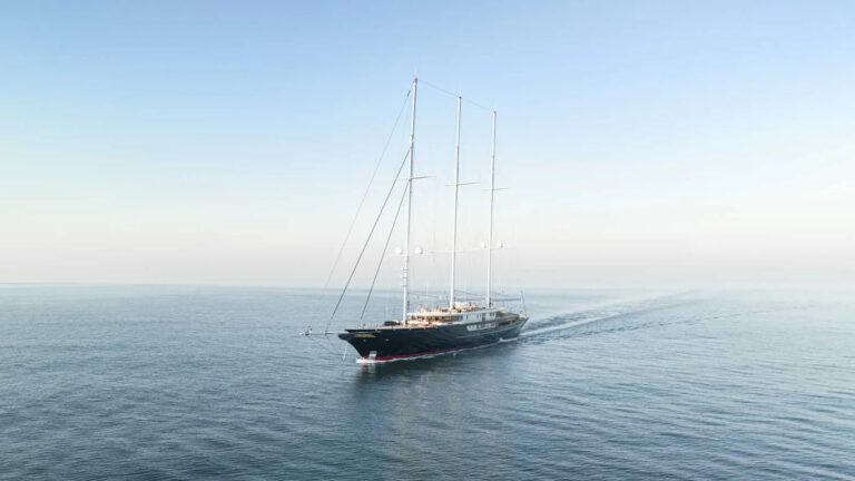 koru-yacht-underway