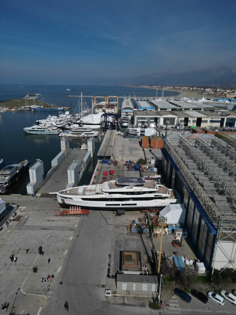Varo: dall’uscita dal cantiere per imbarcare sulla chiatta bacino, trasferimento a Marina di Carrara, messa in acqua, rimorchio a Viareggio e l’arrivo alla banchina