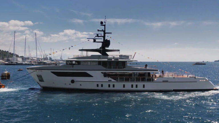 para-bellum-yacht-underway