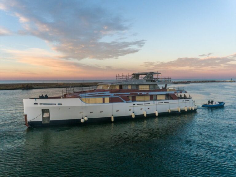 CODECASA 43 – Hull C124 arrivo a VIareggio cantiere (9)