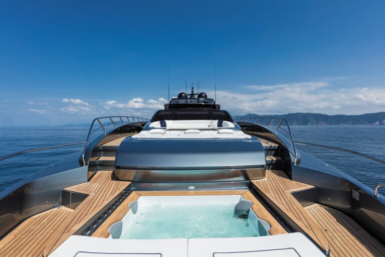 Jacuzzi-Spa_Unique_Ferretti Group_Riva 110′ Dolcevita