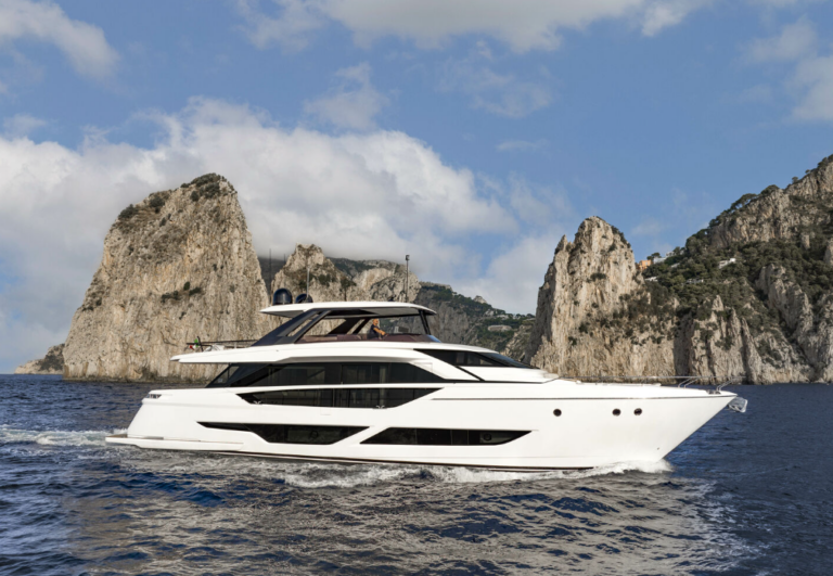 Ferretti Yachts 860