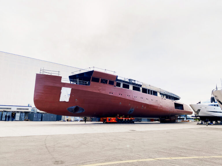 ISA Yachts scafo 80 metri