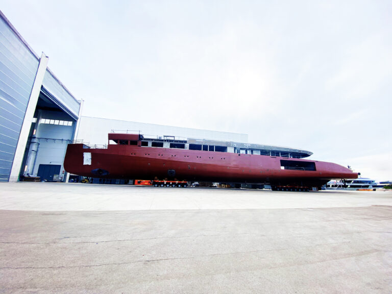 ISA Yachts scafo 80 metri