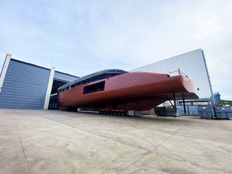 ISA Yachts scafo 80 metri