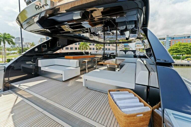 Riva Docevita Q flybridge