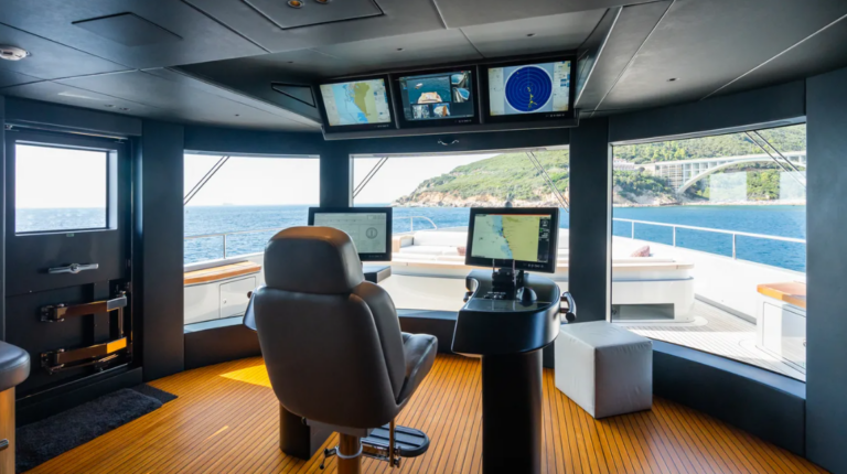 Bernetti 40 m Phoenix cabina pilot