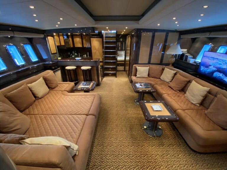 Silver Sky Mangusta interni