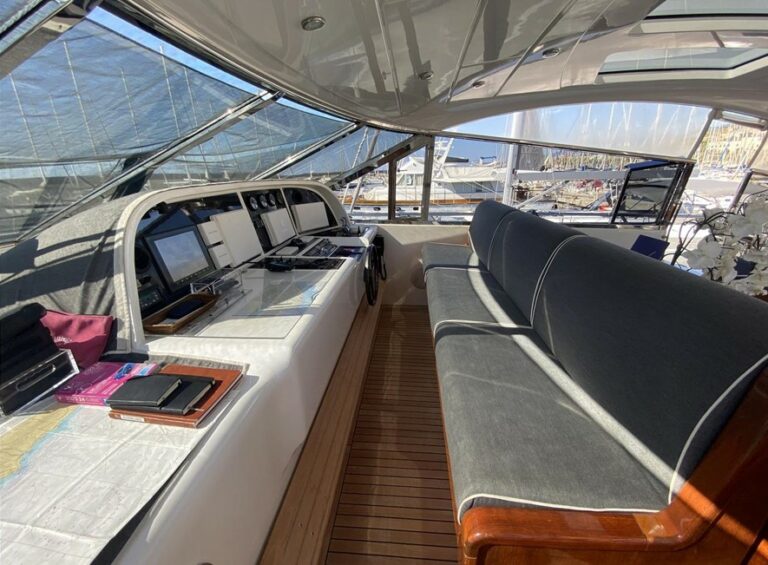 Silver Sky Mangusta plancia