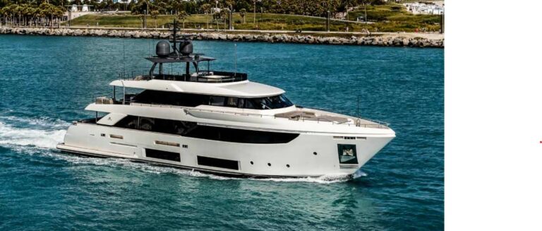 Custom Line Navetta 33 – foto del cantiere