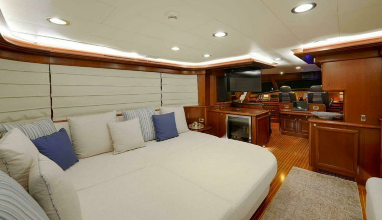 Jarela Custom Line Navetta 30 interno cabina pilotaggio