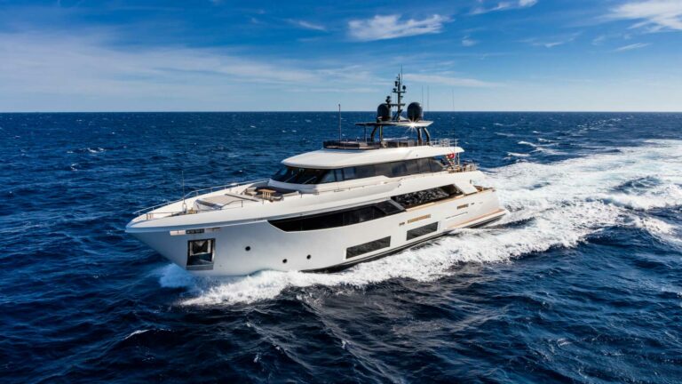Custom Line Navetta 33 – dal sito Custom Line