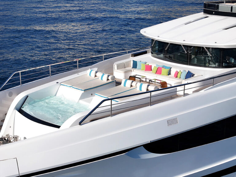 HALARA_09_Foredeck-Infinity-Pool_©YG_MY-HALARA-MC-11-sYZR4J6V