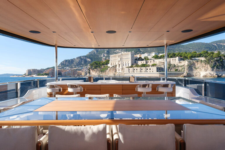 HALARA_13_Sundeck-Dining-and-Bar_©YG_MY-HALARA-MC-11-CjaKYOFr