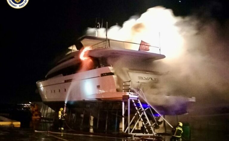 Incendio Elysium Sanlorenzo 32 m Puerto Sotogrande