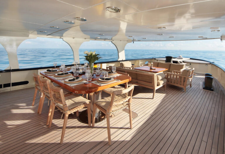 SANTANDREA_03_Haft-deck-lounge-and-dinning-esyFr5N2-_1_