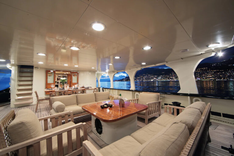 SANTANDREA_Evening-shot-lounge-maindeck-FdD2c4bN