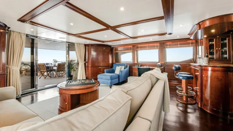 Benetti-sea-belle-35m-saloon-bar