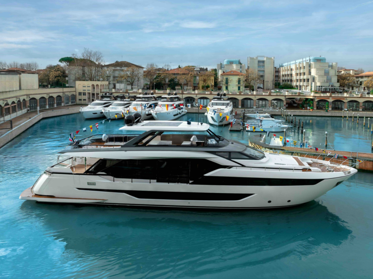 Ferretti Yachts 940