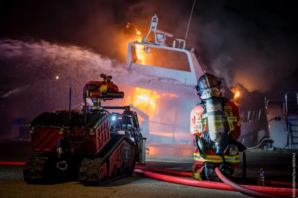 Incendio yacht Marsiglia – Marine Nationale