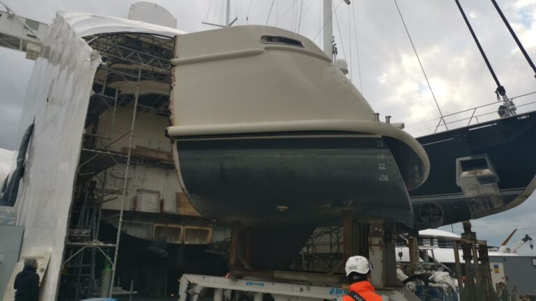 M/Y Tirea taglio poppa per estensione scafo da 45 a 50 mt