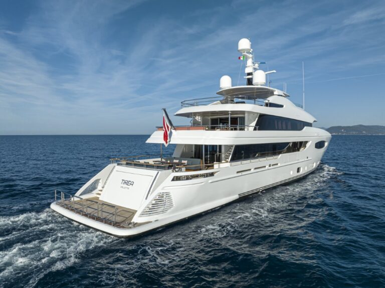 M/Y Tirea vista poppa dopo refit e estensione scafo