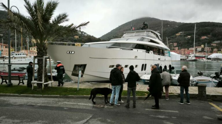 lo-yacht-che-si-e-schiantato-contro-la-banchina-a-le-grazie-461231