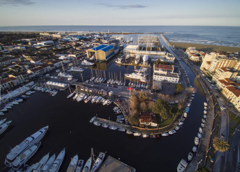 Viareggio, il porto e la darsena