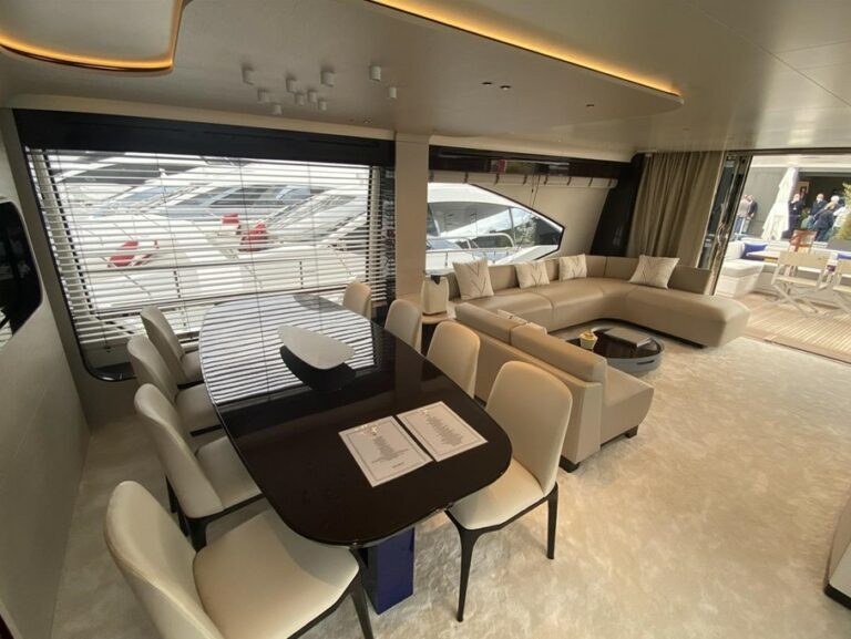 Azimut 25 m Brooklyn salone vs outdoor