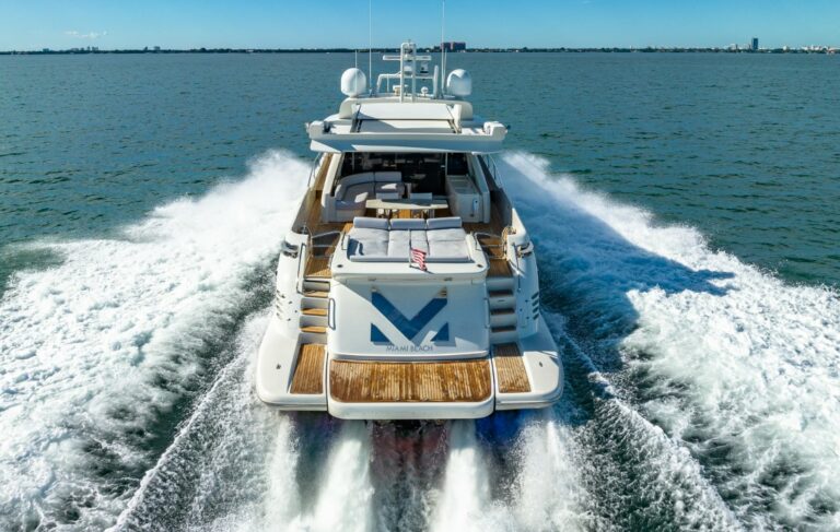 Azimut 86 M da poppa