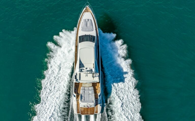 Azimut 86 M dall’alto