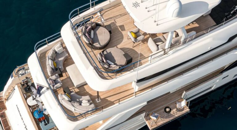 Custom Line 33 m Monkey Fish ponti dall’alto