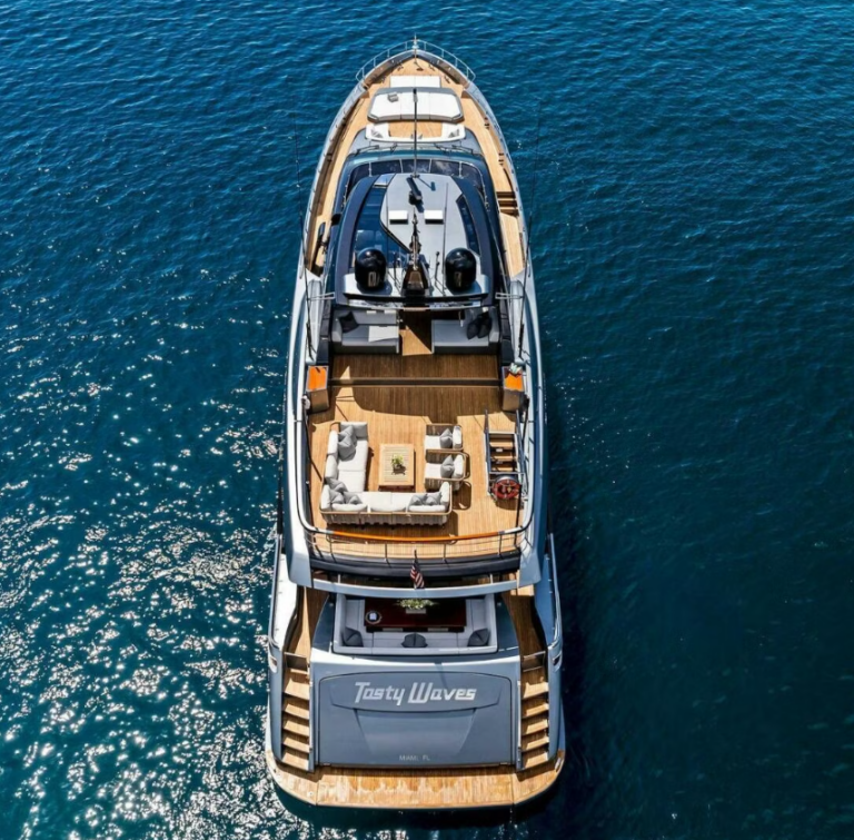 Riva Tasty Waves 34 m dall’alto