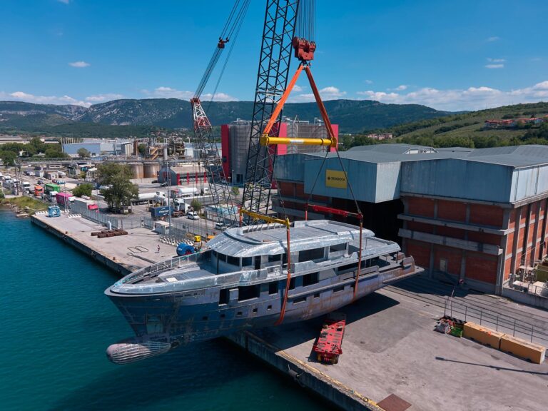 CNB Scarl – scafo 43 metri per cantiere delle Marche – varo da Seadock a Trieste (1)