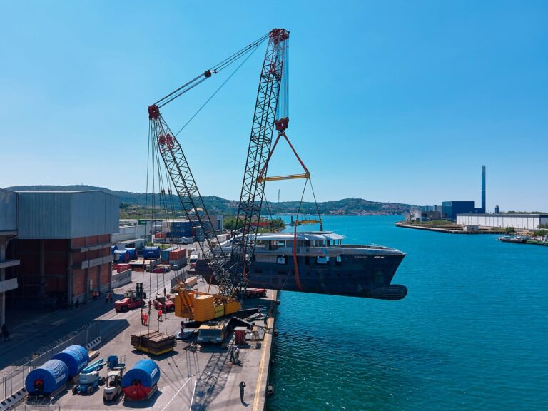 CNB Scarl – scafo 43 metri per cantiere delle Marche – varo da Seadock a Trieste (2)