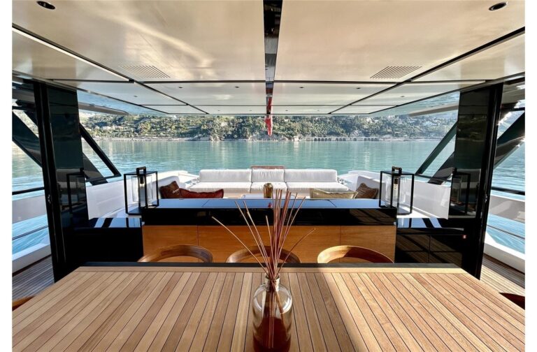 Alesia I Arcadia Yachts salone vs outdoor pg