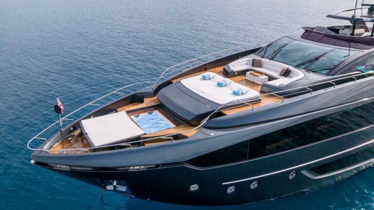 Onyx Riva 34 m dettaglio prua-