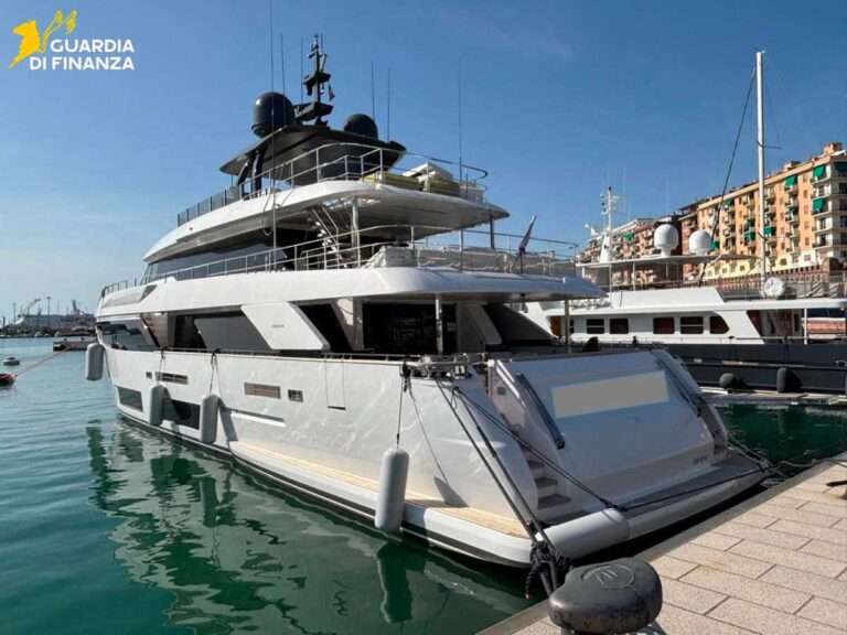 Sequestro Yacht Ferretti a Civitavecchia da Guardia di Finanza