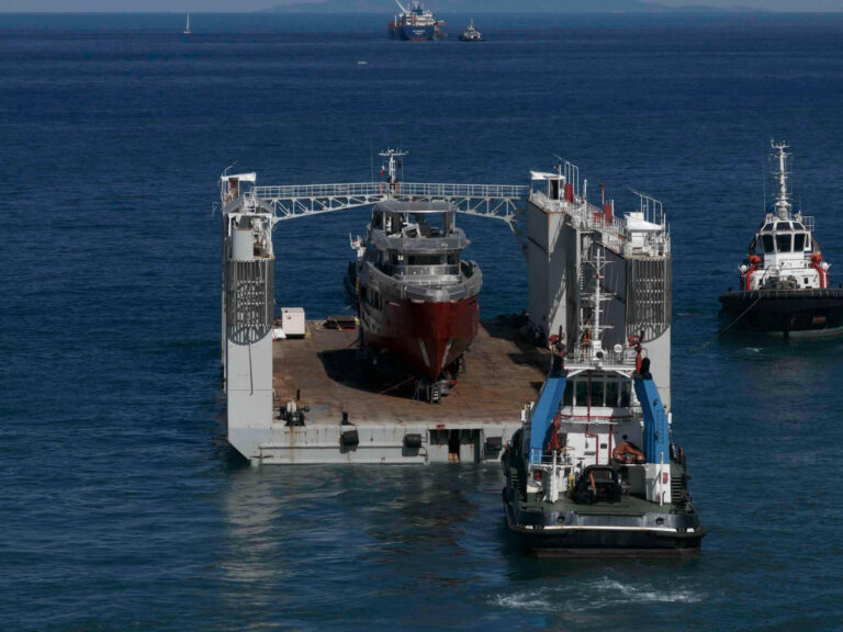 Tankoa yachts primo scafo rimorchiato da Civitavecchia a Genova (4)