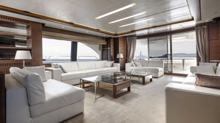 nimir-Azimut main-saloon