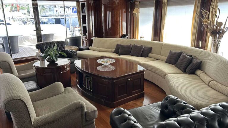 Benetti Kos 37 metri salone vs outdoor –