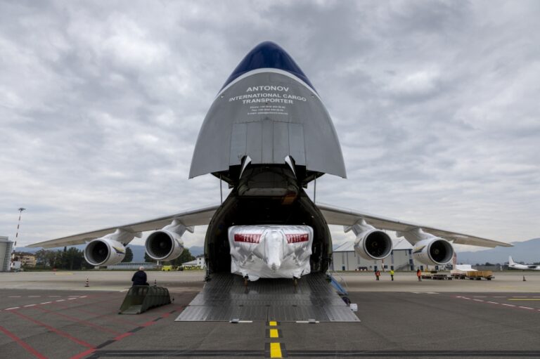Luna Rossa fly to Auckland