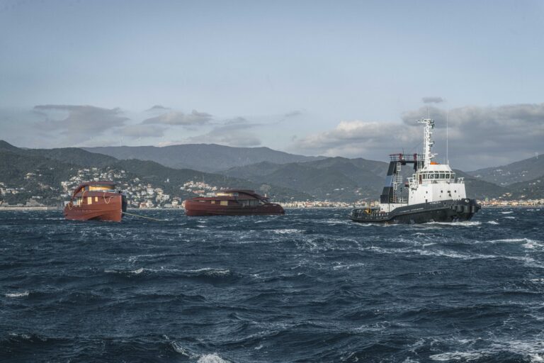 Isa Yachts 2 scafi –