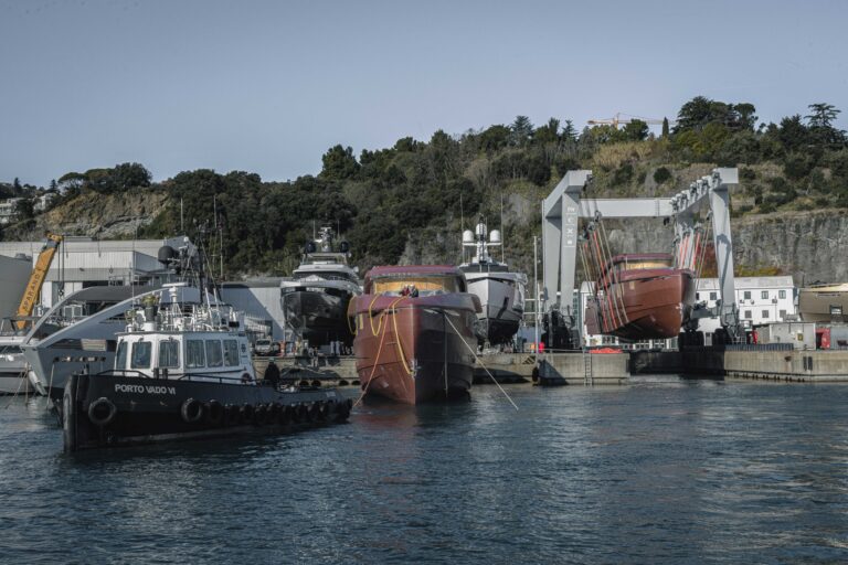 Isa Yachts 2 scafi 5