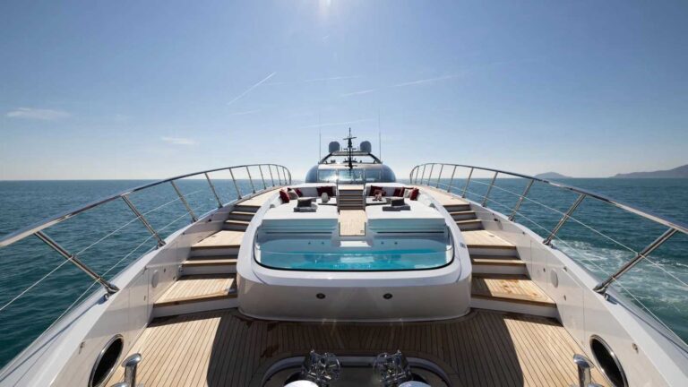 Overmarine-N1-foredeck –